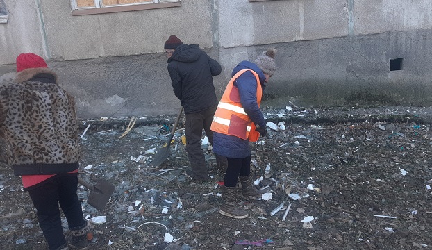 Жителі будинку і комунальники в Костянтинівці ліквідують наслідки «прильоту»