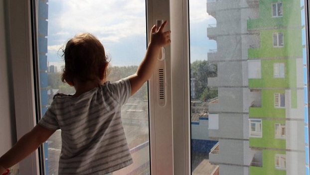 В Киеве маленькая девочка выпала из окна