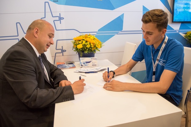 Украинцы на авиафоруме «Ле Бурже – 2019»: авиатор подписал контракт на разработку проектов Boeing 