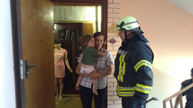 Спасатели пришли на помощь двухлетней девочке