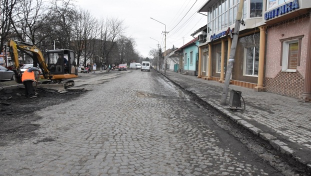 Как решают проблемы ремонта дорог в Закарпатье 