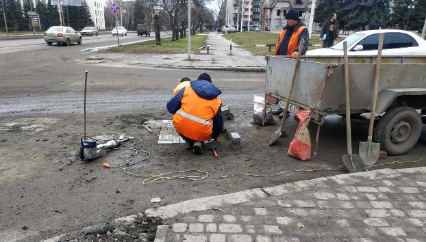 Чому під час ремонту доріг у Костянтинівці замість асфальту кладуть плитку