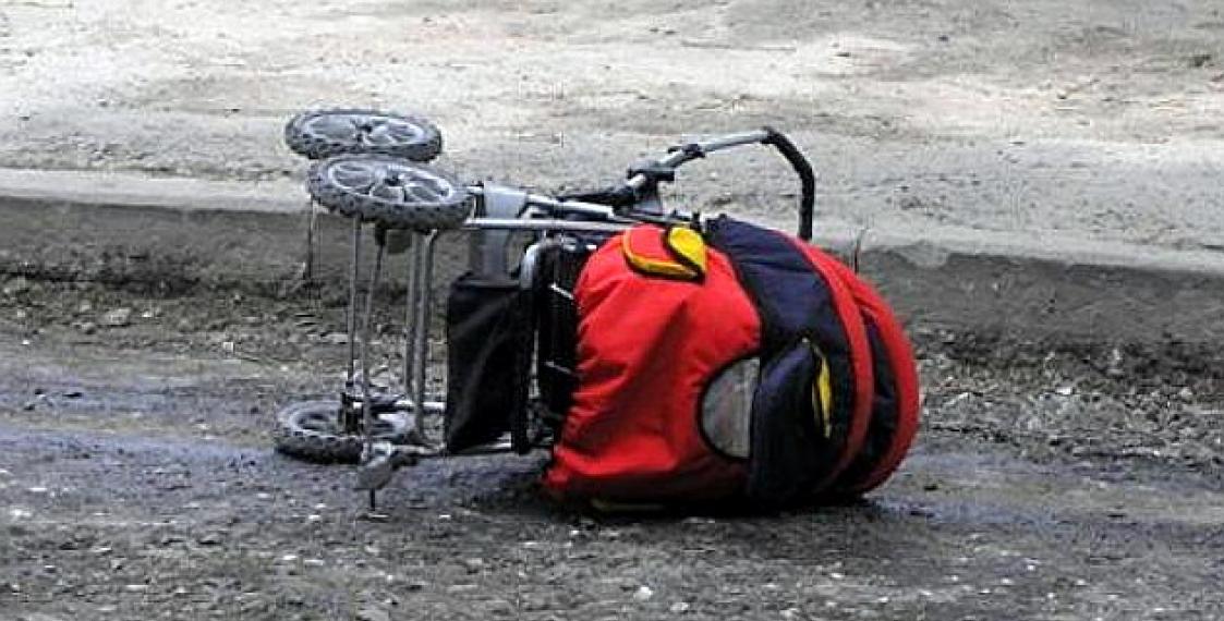 В Харькове бабушка с коляской выскочила на дорогу прямо под автомобиль