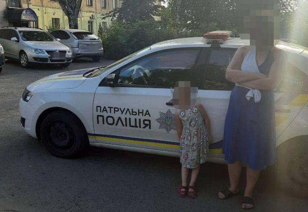 В Мариуполе 6-летняя девочка ушла из дома, пока спали родители