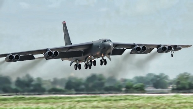 Новый бомбардировщик Б-52 показали американские военные