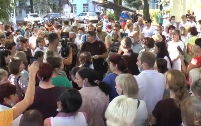 Медики Славянска вышли на митинг из-за задержки зарплаты