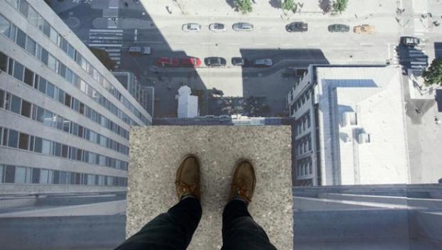 Смертельная высота: Мужчина прыгнул с двенадцатиэтажки в Мариуполе