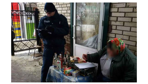 Полиция Славянска нашла самогон и наркотики