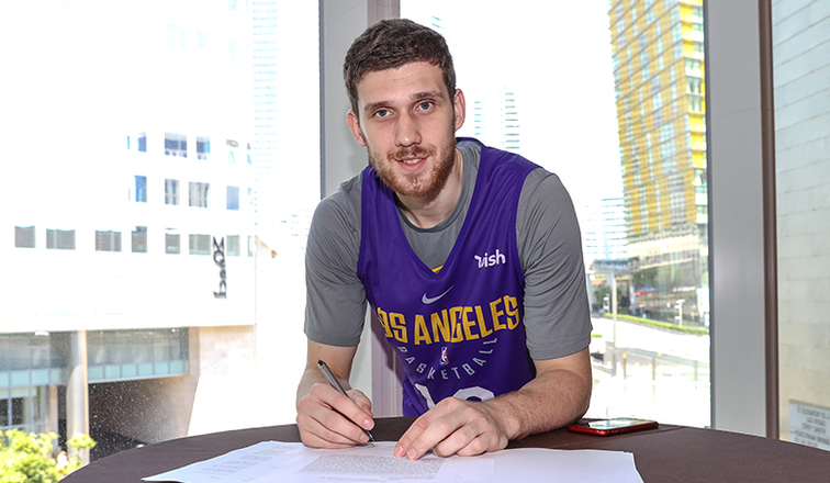 Украинский баскетболист подписал контракт с «Лос-Анджелес Лейкерс»