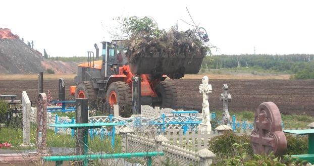 В Родинском силами коммунальщиков привели в порядок кладбище