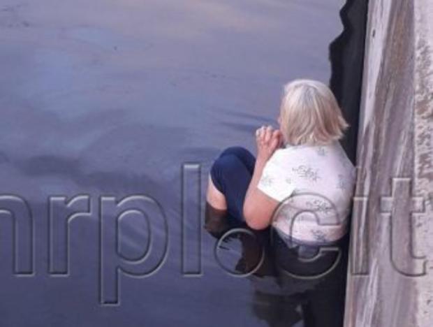 В Мариуполе женщина просидела всю ночь в холодной реке: объясниться не смогла