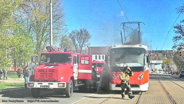 В Донецке загорелся пассажирский трамвай