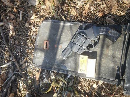 В Дружковке на обочине дороги нашли газовый пистолет и патроны