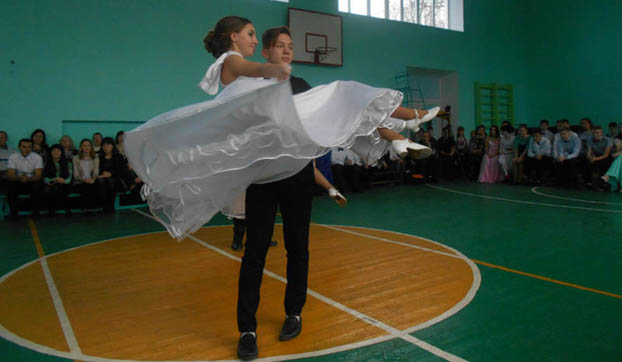 В Доброполье лицеисты танцевали вальс