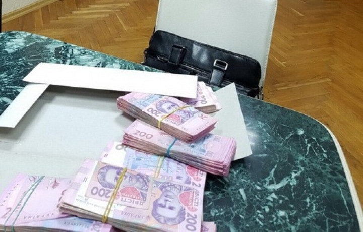 Заместитель мэра Славянска погорел на взятке в 150 тысяч гривень