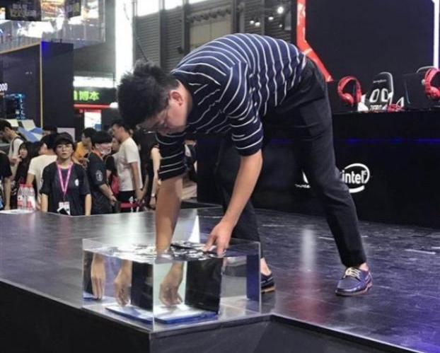 В Китае презентовали первый в мире непотопляемый ноутбук