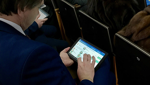 Депутаты Дружковки опробовали систему электронного голосования в действии