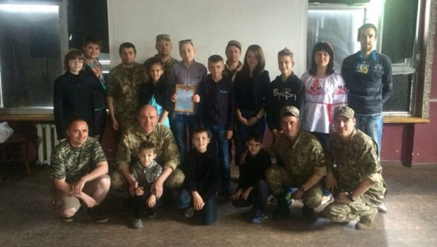 Активисты Мирнограда дали концерт в воинской части