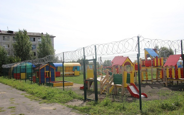 «Песочница строгого режима»: в Омске детскую площадку оградили колючей проволокой