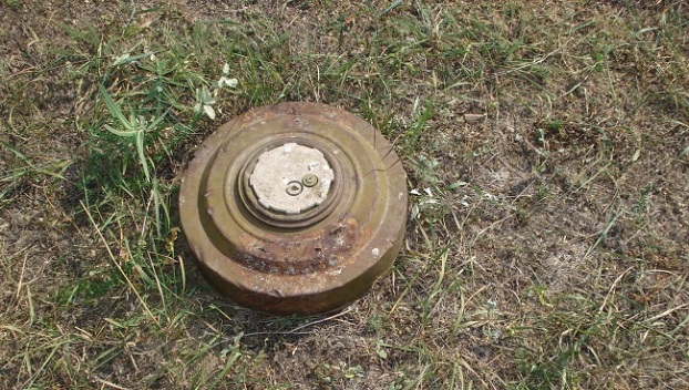 На дороге между Мариуполем и Сартаной нашли российскую мину 