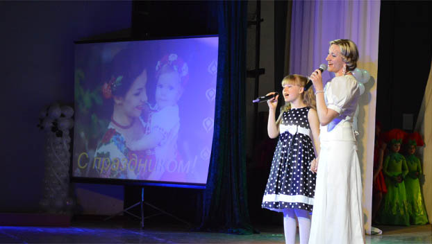 Праздничный концерт ко Дню матери провели в Покровске