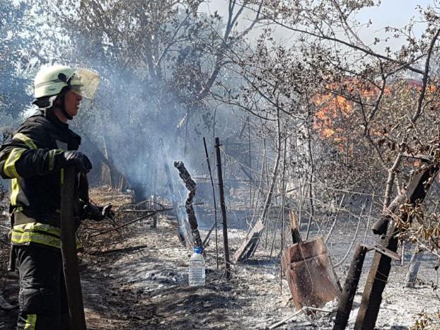 Масштабный пожар в Мариуполе: в огне дачи горожан
