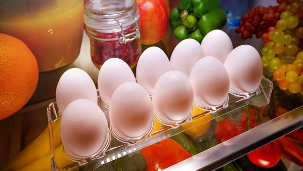 Не стоит хранить яйца на боковой двери холодильника