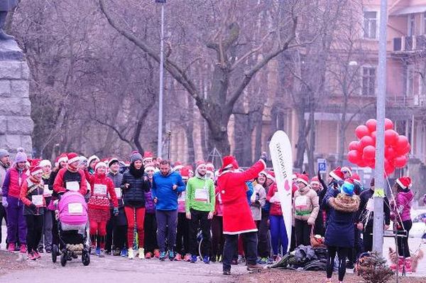 По Одессе пробежались сотни Санта-Клаусов