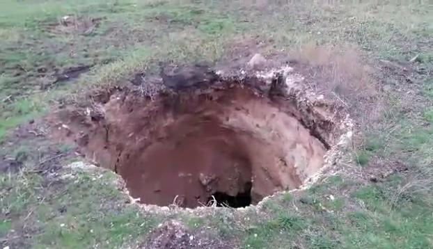 Под Бахмутом провалилась земля на глубину 15 метров (Фото)