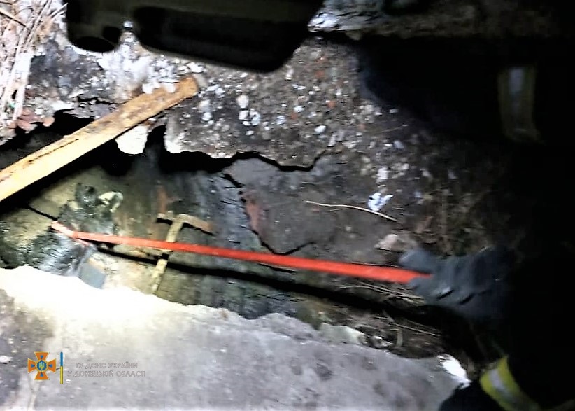 В Константиновке спасатели вытащили собаку из канализационного люка