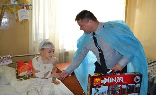 К травмированному в ДТП мальчику с подарками приехал начальник полиции Константиновки 