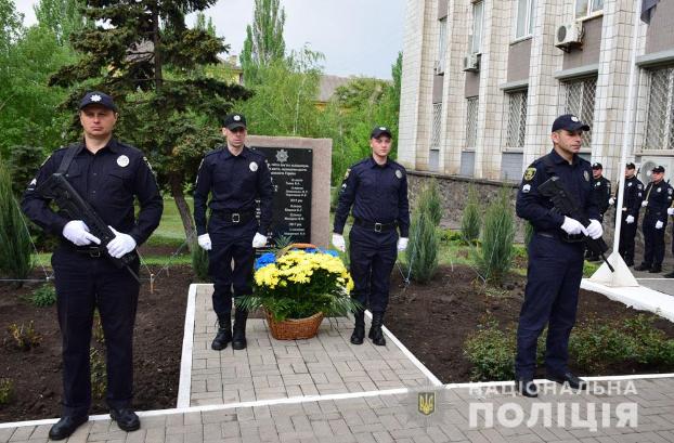 На Донетчине почтили память правоохранителей и военнослужащих, погибших в Мариуполе 9 мая 2014 года