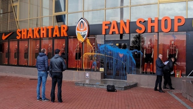 В Харькове облили краской магазин фанатской атрибутики ФК «Шахтер»