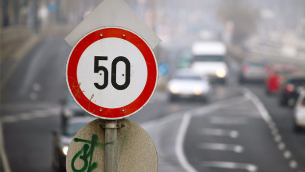 Вниманию водителей: Кабмин ограничил максимальную скорость в населенных пунктах