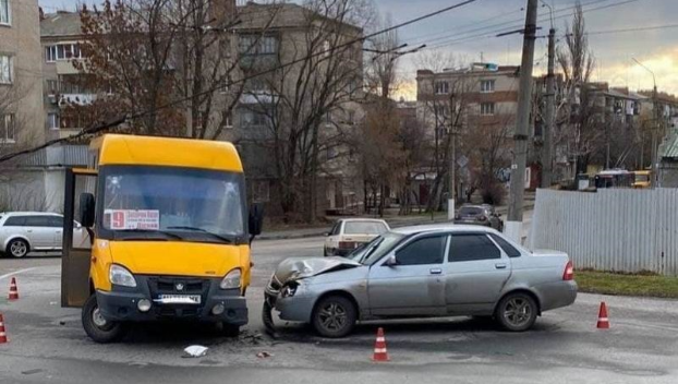 ВАЗ врезался в автобус в Славянске — два человека пострадали