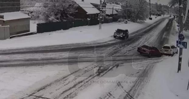ДТП в Славянске: На повороте занесло одну машину за другой