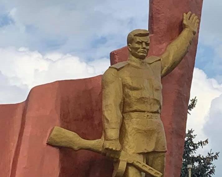 В Славянске памятник воинам-освободителям неизвестные выкрасили в красно-черный цвет