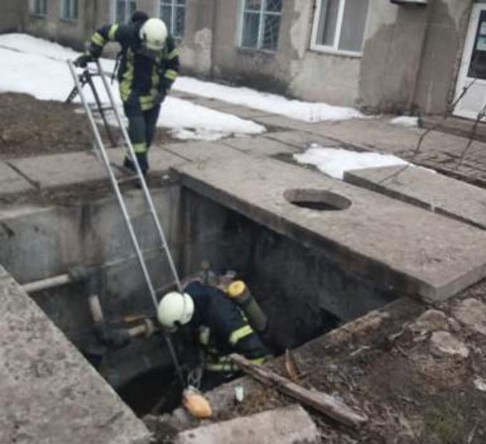 В Покровске в канализационном колодце нашли тело мужчины