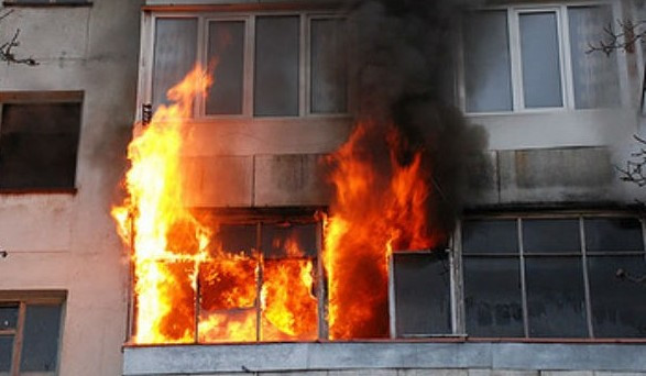 В Доброполье горели квартира и машина