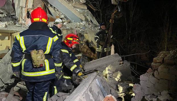 Из-за обстрела Селидового повреждена многоэтажка, погибла женщина – продолжаются спасательные работы