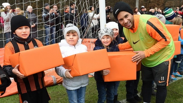 Донецкий «Шахтер» сделал праздник для детей-переселенцев