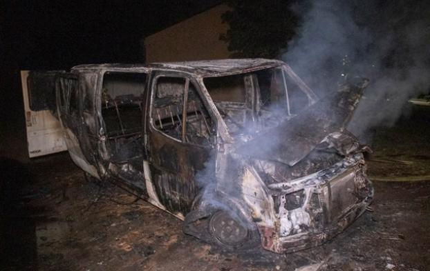 Ночью в Киеве сгорел микроавтобус