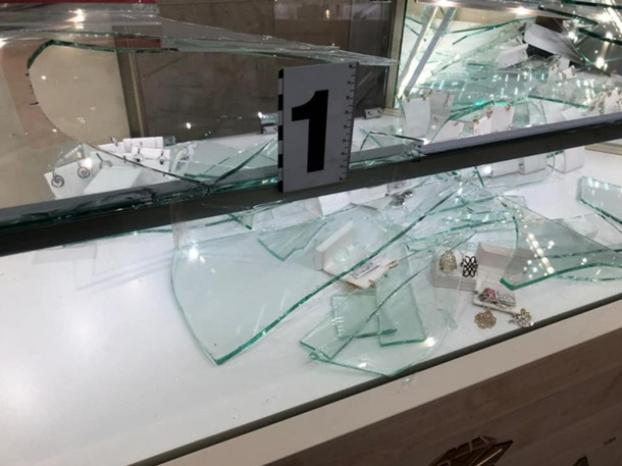 В Киеве мужчина с оружием ограбил ювелирный магазин