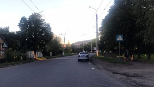 Автомобиль сбил ребенка на пешеходном переходе в Славянске