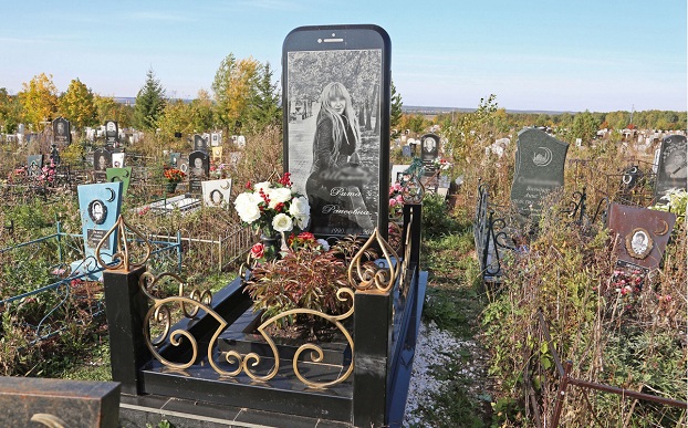 В России на одной из могил установили памятник в виде iPhone 6