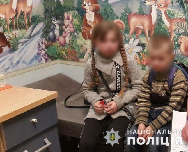 Полиция передала медикам детей, которых мать оставила с чужим человеком