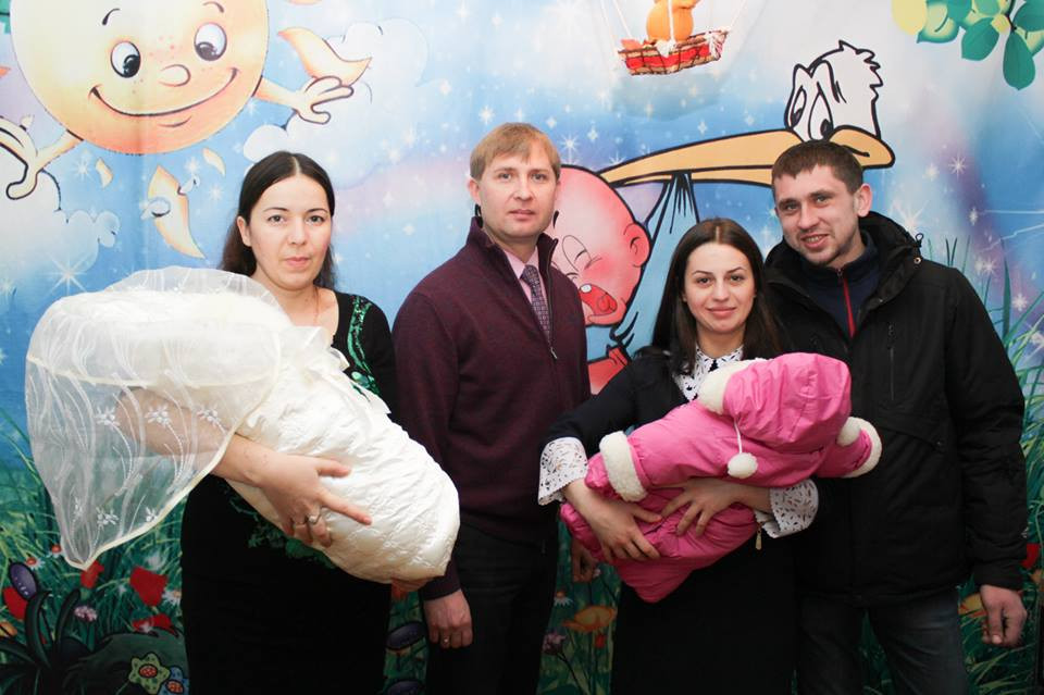 Мэр Мирнограда поздравил родителей первых новорожденных в новом году