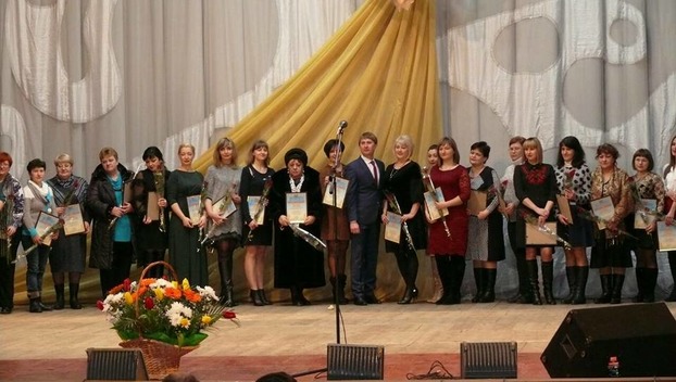 Для женщин Мирнограда мэр читал стихи, а депутаты пели песни