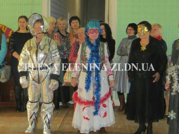 Покровские бабушки устроили парад новогодних костюмов