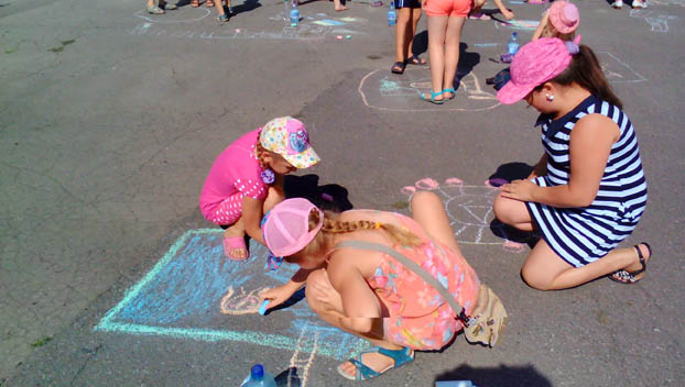 В Доброполье дети рисовали на асфальте будущее города